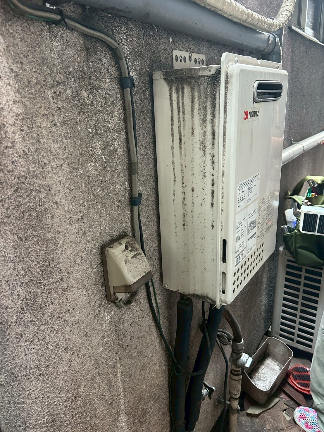 給湯器交換 施工写真 1
